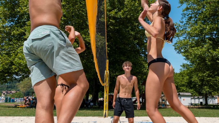 Volleyball and students at Klagenfurt Lake